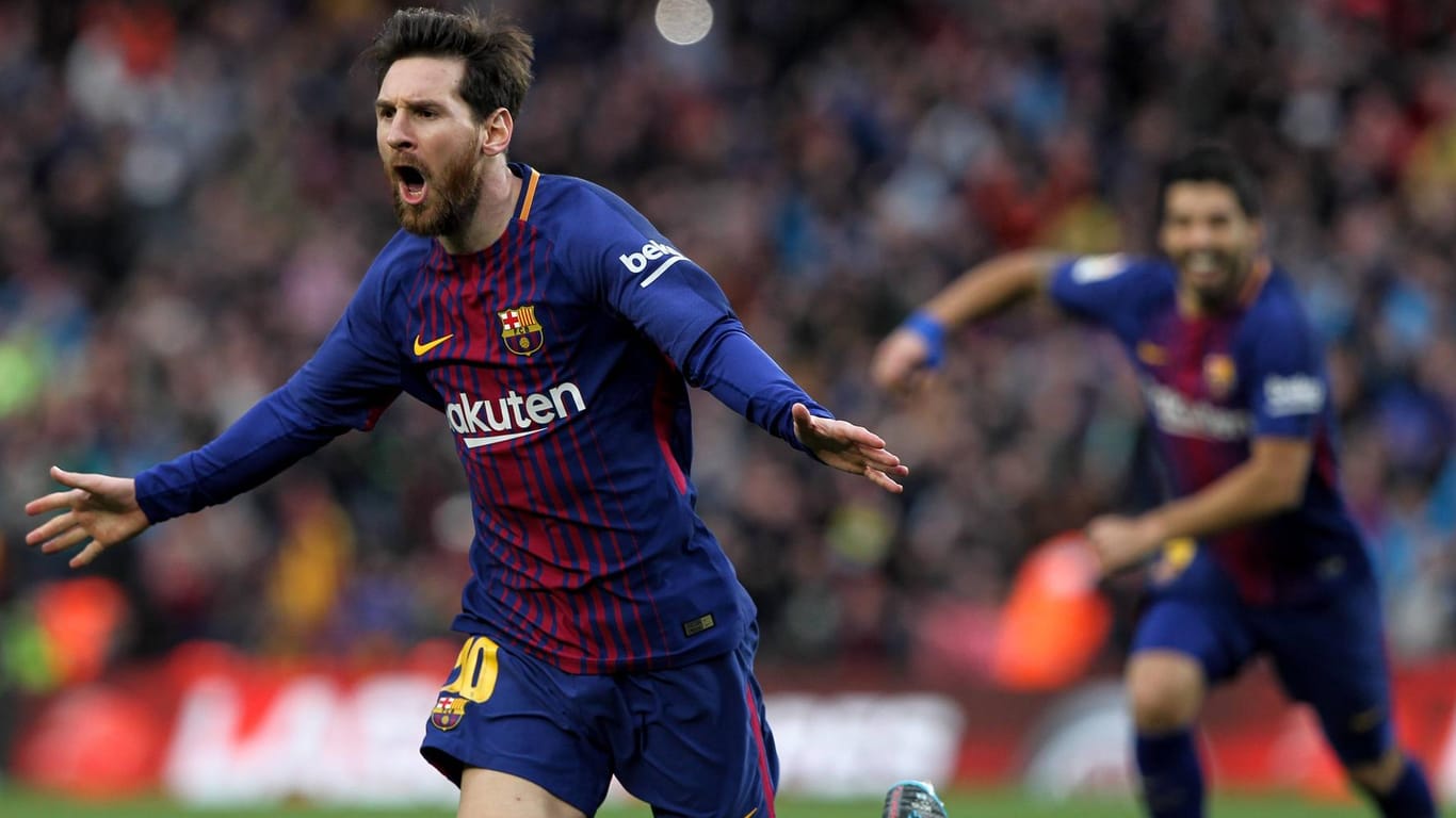 Lionel Messi (l.) verwandelte mal wieder einen Freistoß.