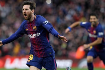 Lionel Messi (l.) verwandelte mal wieder einen Freistoß.