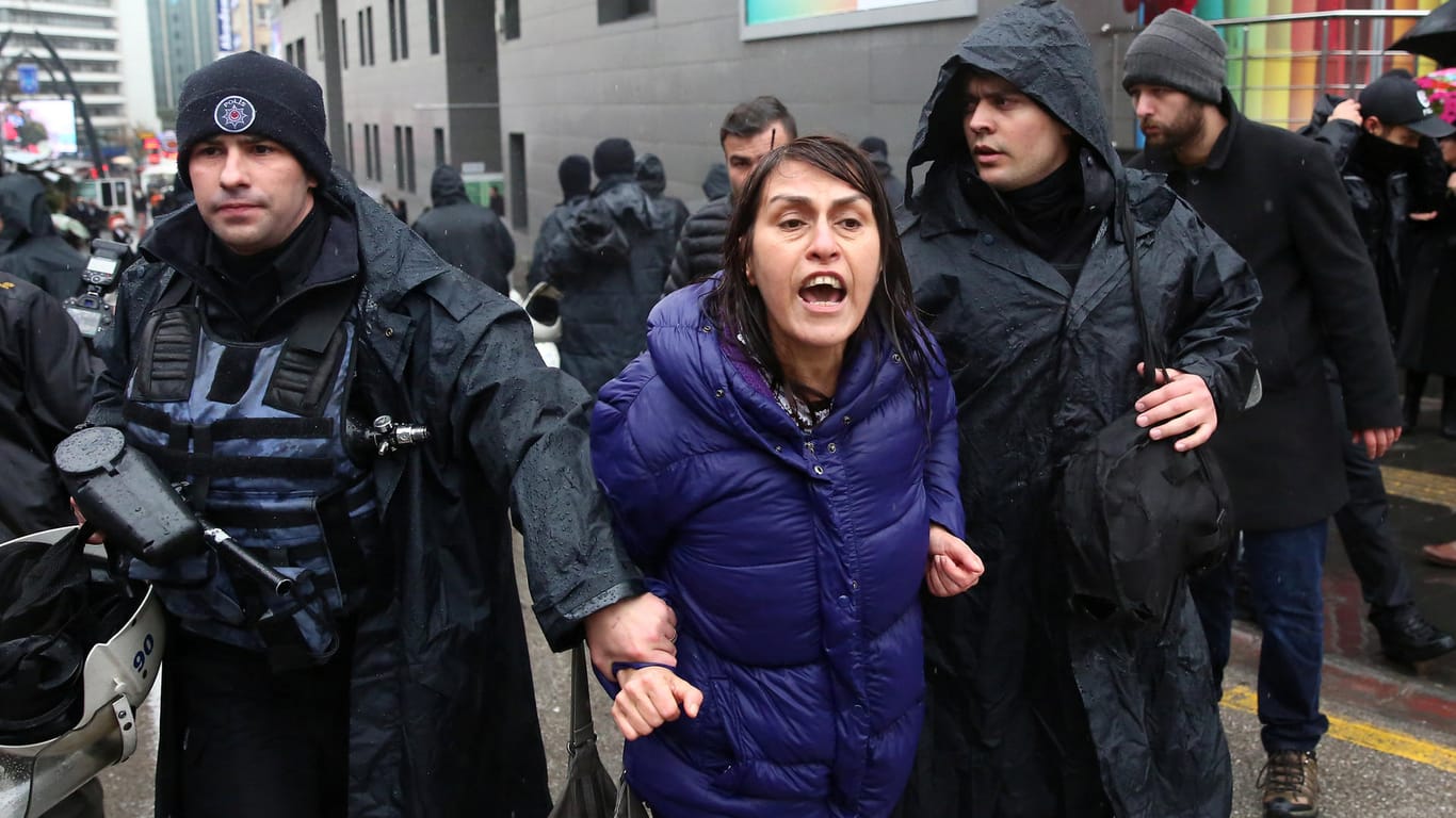Eine Frau schreit, während zwei Polizisten sie festnehmen: Die Polizei hat einen Protest in Ankara aufgelöst, der kurz vor dem Weltfrauentag stattfand.