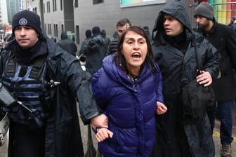 Eine Frau schreit, während zwei Polizisten sie festnehmen: Die Polizei hat einen Protest in Ankara aufgelöst, der kurz vor dem Weltfrauentag stattfand.