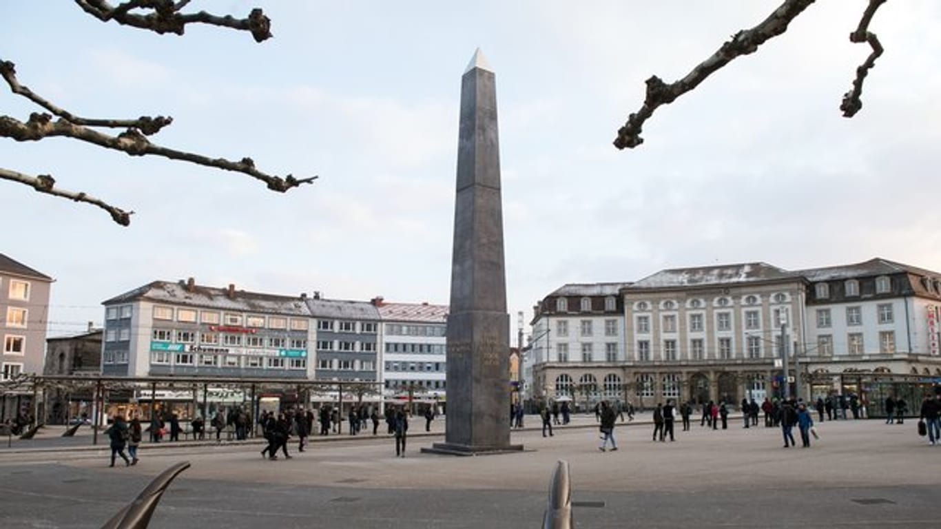 Der Obelisk von documenta-Künstler OluOguibe auf dem Königsplatz in Kassel.