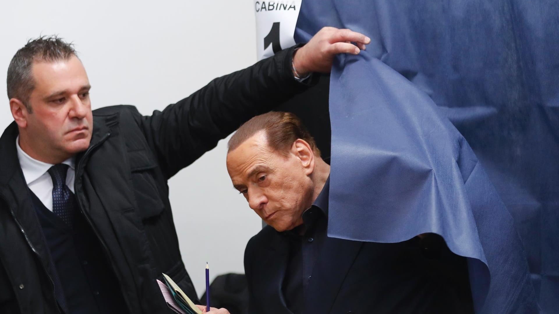 Silvio Berlusconi bei der Stimmabgabe: Auch seine Partei Forza Italia musste herbe Stimmenverluste einstecken.