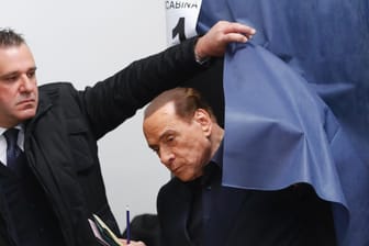Silvio Berlusconi bei der Stimmabgabe: Auch seine Partei Forza Italia musste herbe Stimmenverluste einstecken.