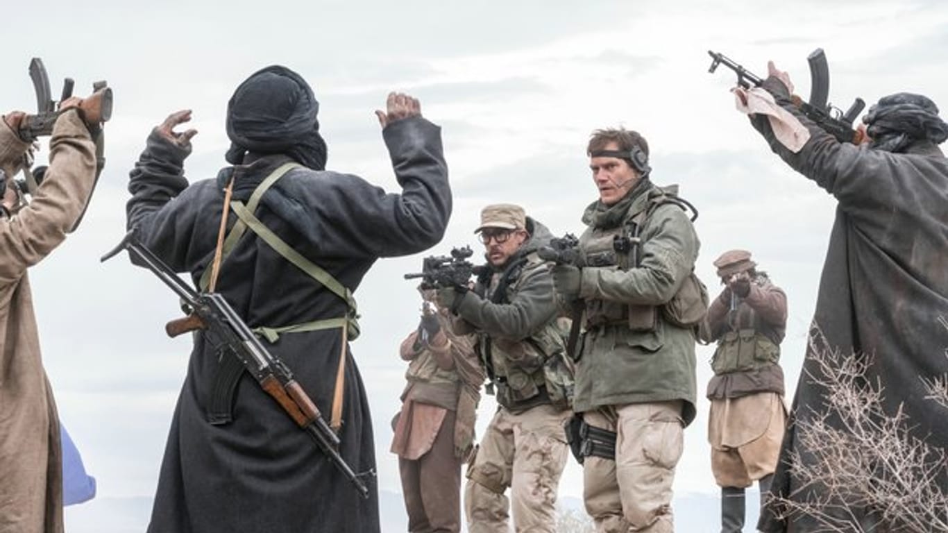 Afghanistan: Scott Black (Ben O'Toole, l) und Hal Spencer (Michael Shannon, r) gehören zu der Eliteeinheit, die gegen die Taliban vorgehen soll.