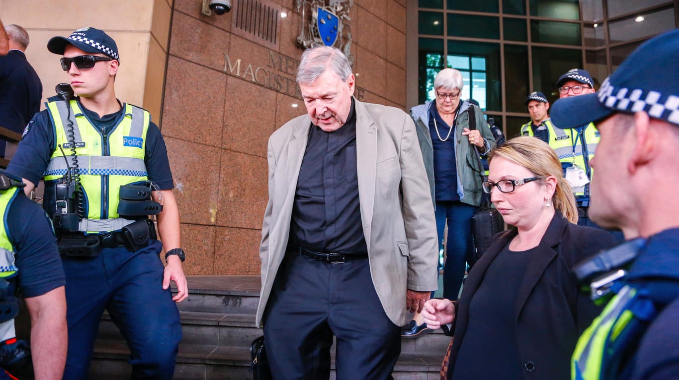 Der australische Kardinal George Pell vor dem Melbourne Magistrates Court: Das Gerichtsverfahren nach Missbrauchsvorwürfen wird wieder aufgenommen.