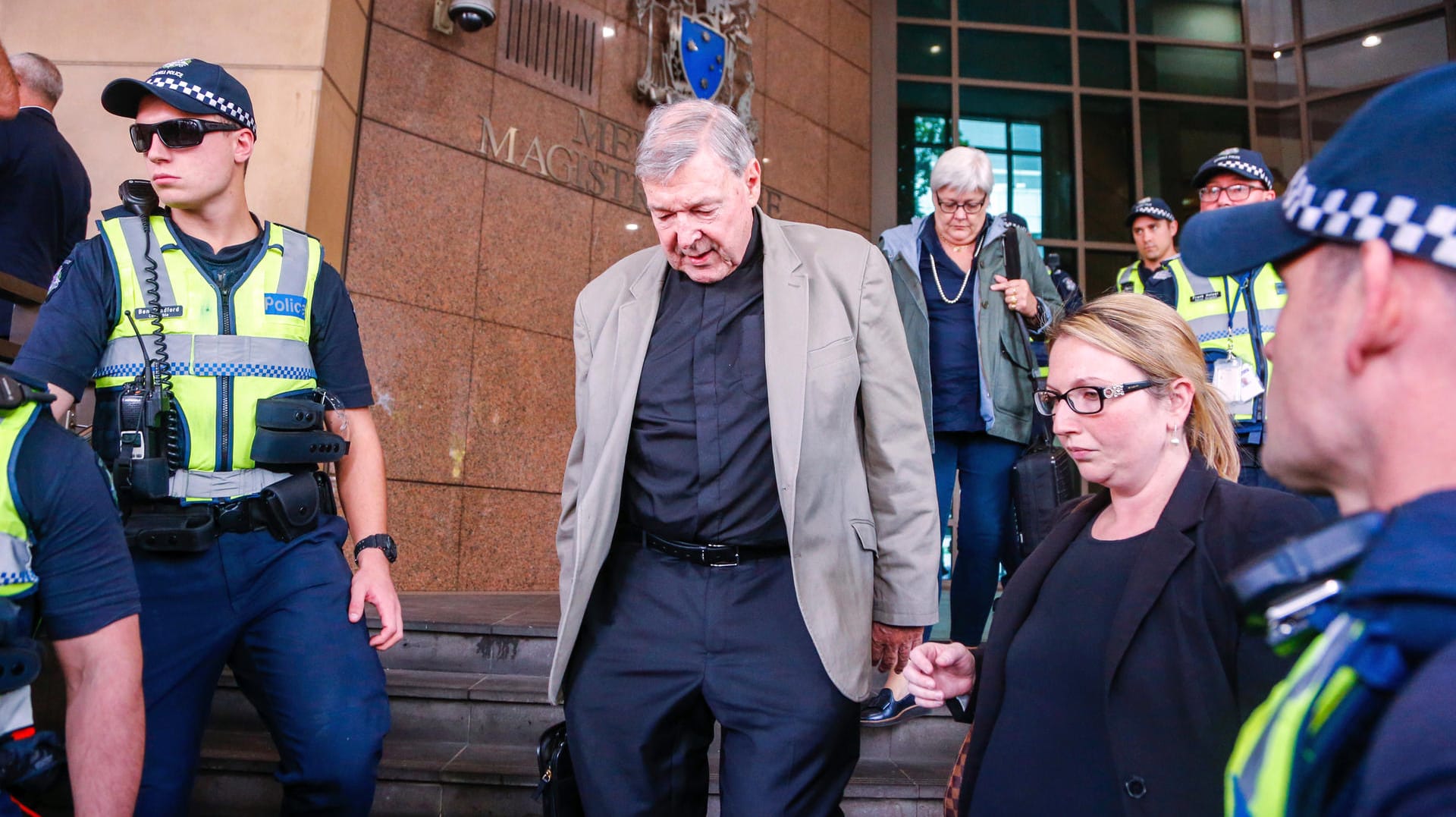 Der australische Kardinal George Pell vor dem Melbourne Magistrates Court: Das Gerichtsverfahren nach Missbrauchsvorwürfen wird wieder aufgenommen. Der australische Kardinal George Pell vor dem Melbourne Magistrates Court: Das Gerichtsverfahren nach Missbrauchsvorwürfen wird wieder aufgenommen.