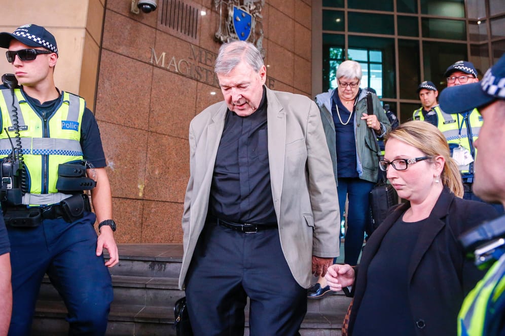 Der australische Kardinal George Pell vor dem Melbourne Magistrates Court: Das Gerichtsverfahren nach Missbrauchsvorwürfen wird wieder aufgenommen.