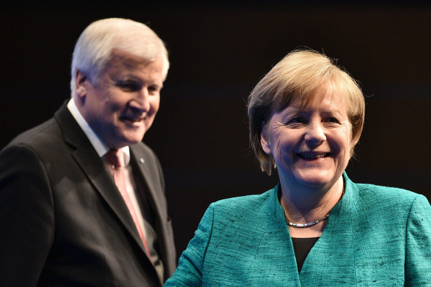 Bundeskanzlerin Angela Merkel und Horst Seehofer: Das künftige Bundeskabinett muss jetzt zügig handeln.