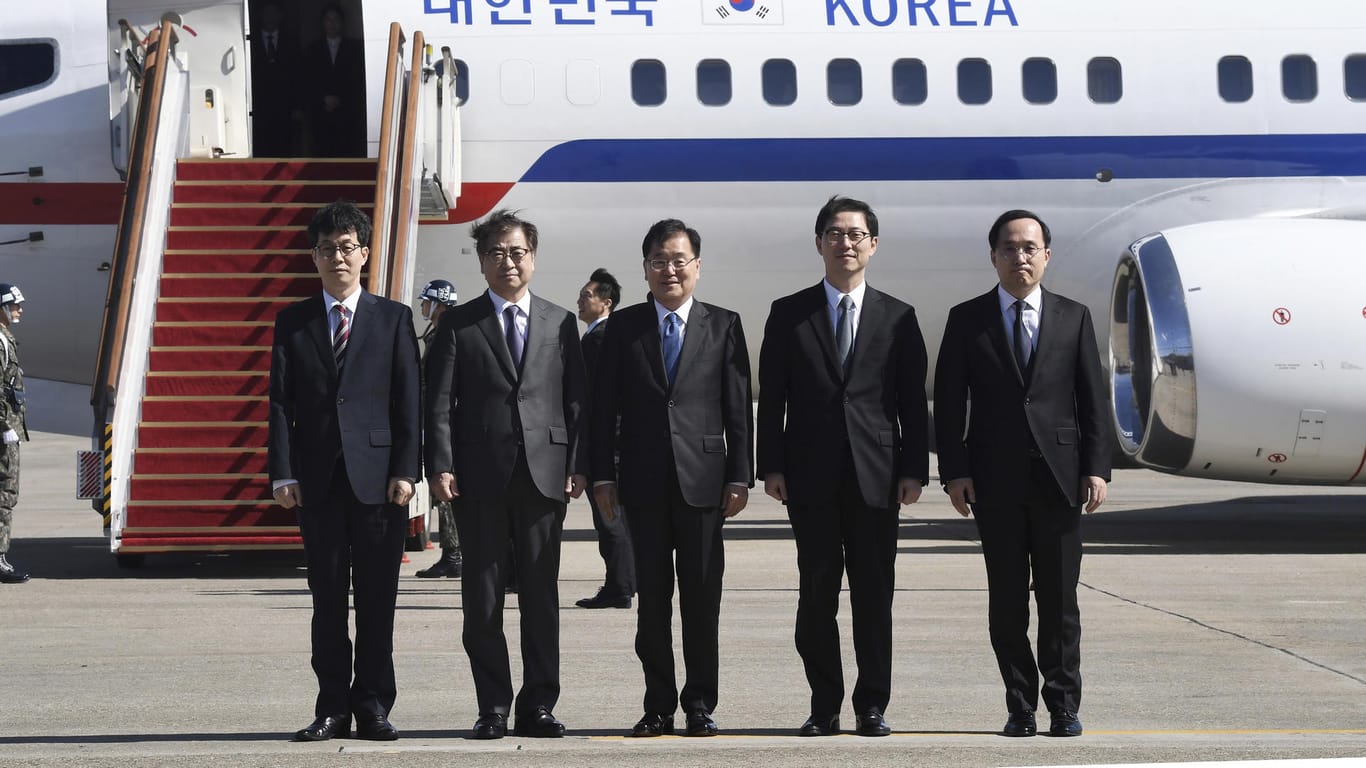 Die südkoreanische Delegation steht auf dem Militärflugplatz Seongnam: Die südkoreanische Delegation wird in Nordkorea den Machthaber Kim Jong Un treffen.