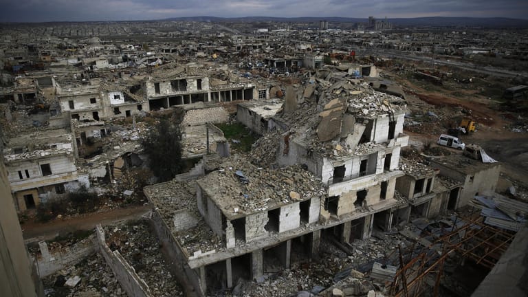 Blick über das zerstörte Viertel Ramouseh im Osten Aleppos (Syrien): Im Interview spricht die Journalistin Kristin Helberg über die brenzlige Lage in Syrien.