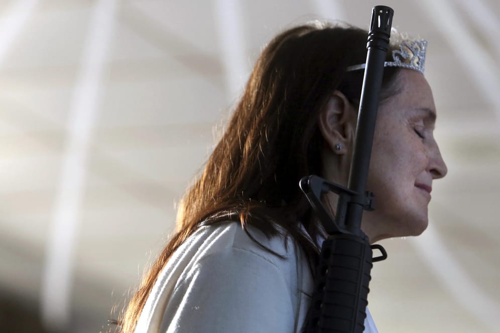 Eine Frau hält ein AR-15-Gewehr bei einem Waffen-Gottesdienst in einer Kirche. Die Gläubigen wollten damit ihr gottgegebenes Recht auf Waffen demonstrieren.