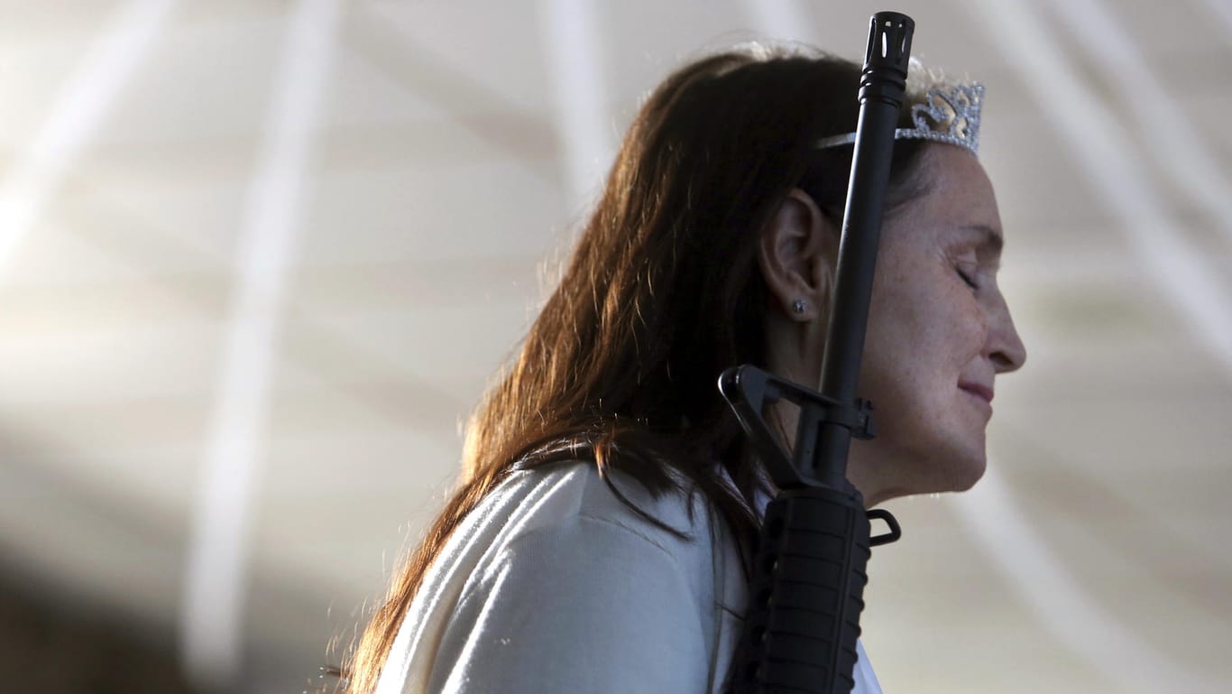 Eine Frau hält ein AR-15-Gewehr bei einem Waffen-Gottesdienst in einer Kirche. Die Gläubigen wollten damit ihr gottgegebenes Recht auf Waffen demonstrieren.