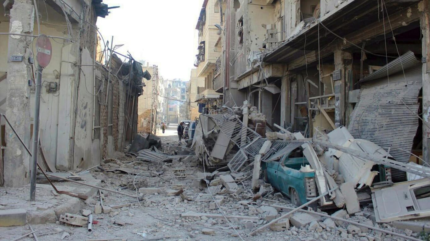 Ost-Ghuta in Syrien: Das Bild zeigt eine Straße und Gebäude, die durch einen Luftangriff der syrischen Luftwaffe zerstört wurden.