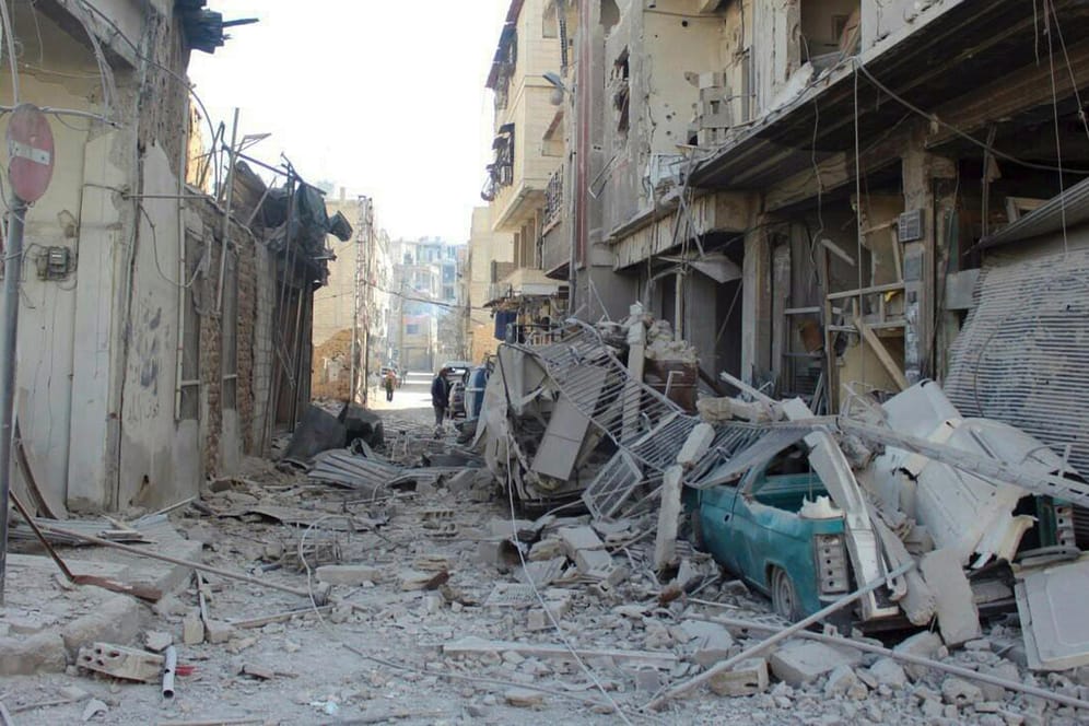 Ost-Ghuta in Syrien: Das Bild zeigt eine Straße und Gebäude, die durch einen Luftangriff der syrischen Luftwaffe zerstört wurden.