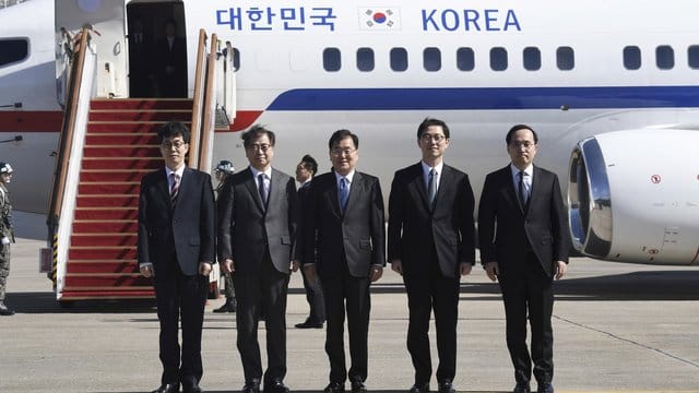 Der nationale Sicherheitsberater Südkoreas, Chung Eui Yong (M), und Geheimdienstchef Suh Hoonin (2.
