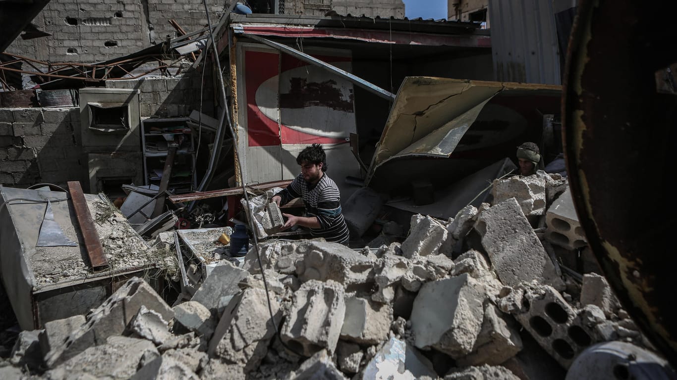 Zerstörtes Ost-Ghuta: Ein Syrer sucht in einem von Luftangriffen zerstörten Haus nach Bergungsgut.