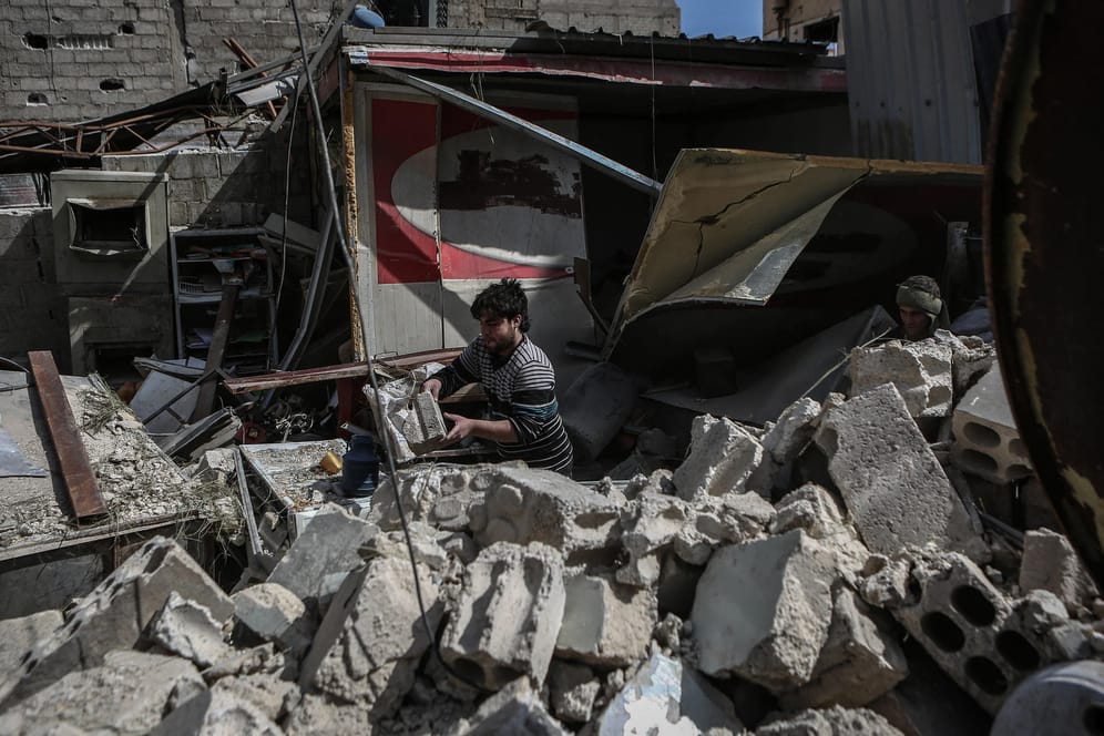 Zerstörtes Ost-Ghuta: Ein Syrer sucht in einem von Luftangriffen zerstörten Haus nach Bergungsgut.