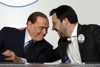 Forza-Italia-Gründer Silvio Berlusconi und Lega-Nord-Chef Matteo Salvini: Ihr Mitte-Rechts-Bündnis hat die meisten Stimmen bekommen.