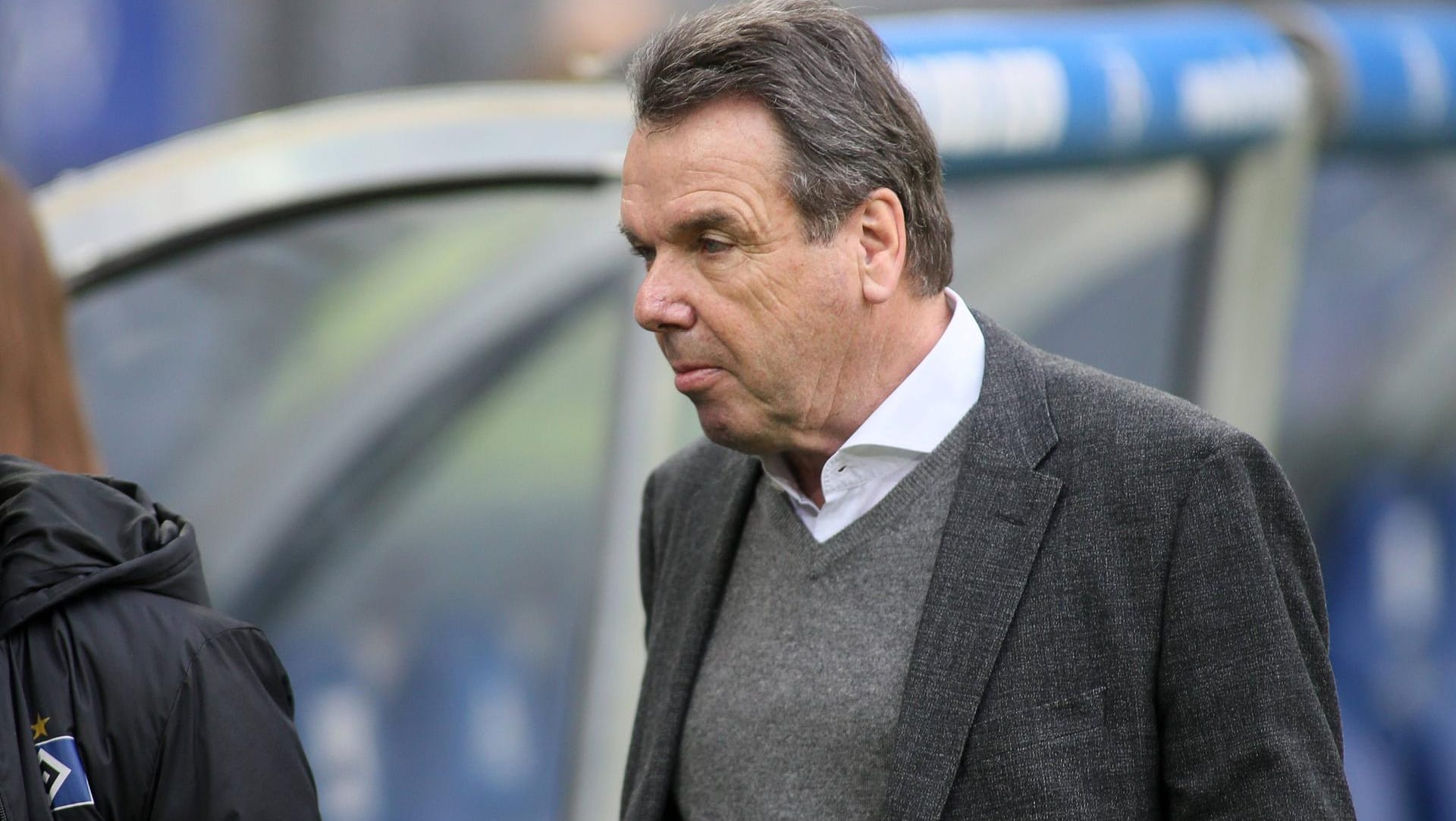 Heribert Bruchhagen beim Spiel zwischen dem Hamburger SV und Bayer 04 Leverkusen. Er hat beim HSV schon lange nichts mehr zu lachen. Heribert Bruchhagen beim Spiel zwischen dem Hamburger SV und Bayer 04 Leverkusen. Er hat beim HSV schon lange nichts mehr zu lachen.