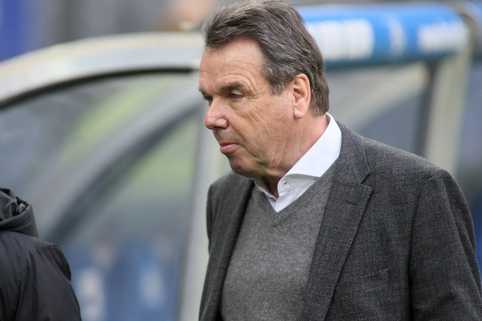 Heribert Bruchhagen beim Spiel zwischen dem Hamburger SV und Bayer 04 Leverkusen. Er hat beim HSV schon lange nichts mehr zu lachen.