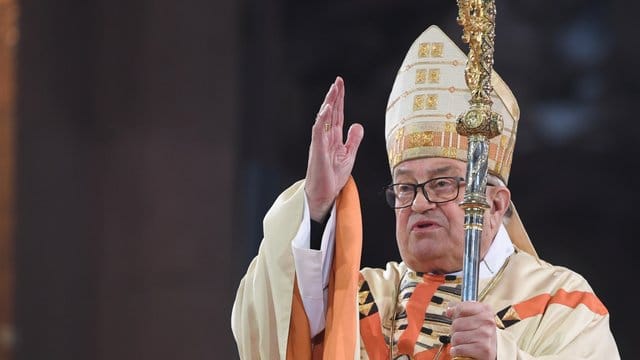 Der scheidende Mainzer Bischof Kardinal Karl Lehmann spendet beim Festgottesdienst zu seinem 80. Der scheidende Mainzer Bischof Kardinal Karl Lehmann spendet beim Festgottesdienst zu seinem 80.