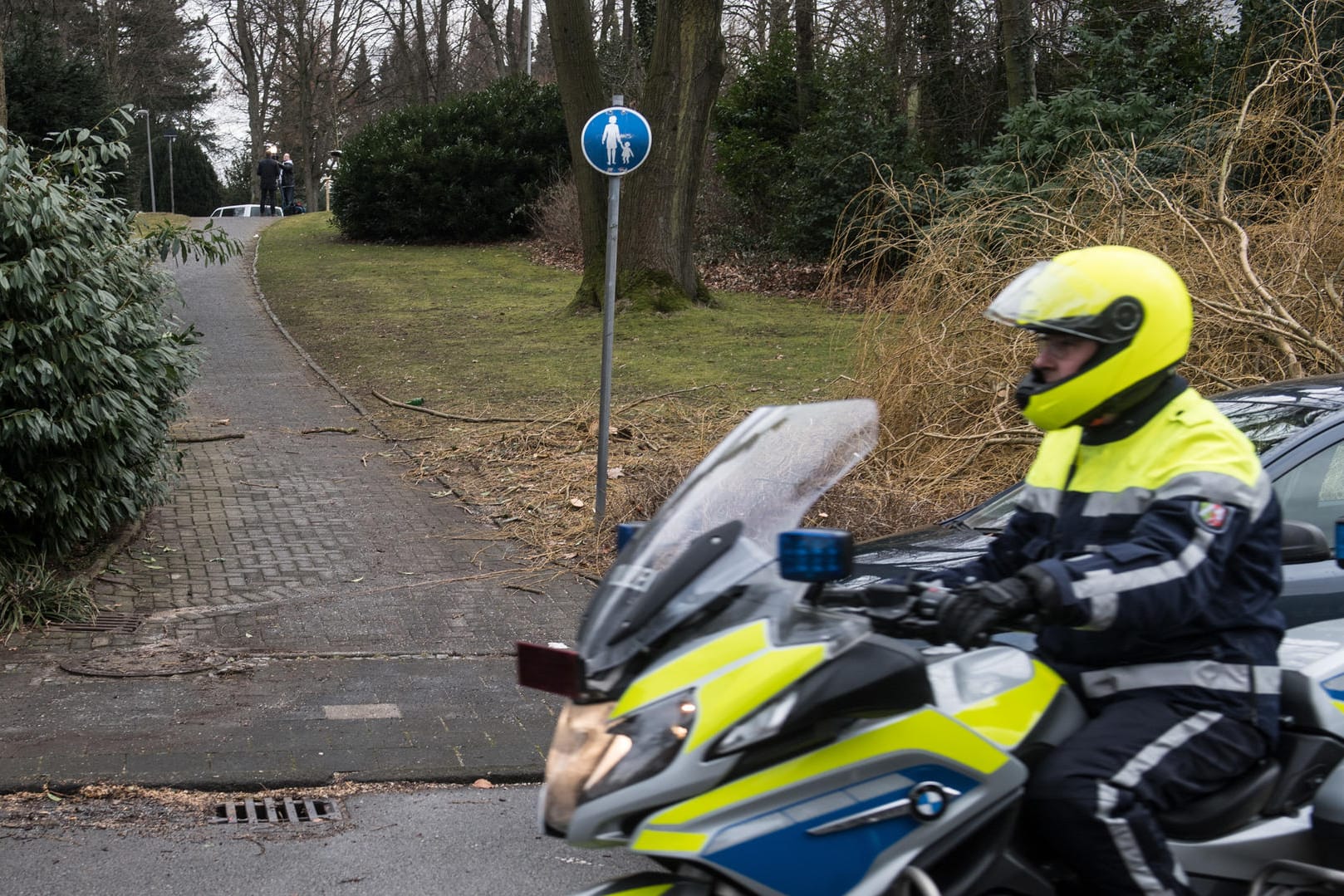 Haan vor den Toren Düsseldorfs: Der Fußweg, auf dem der Manager Bernhard Günther mit Säure übergossen wurde. Haan vor den Toren Düsseldorfs: Der Fußweg, auf dem der Manager Bernhard Günther mit Säure übergossen wurde.