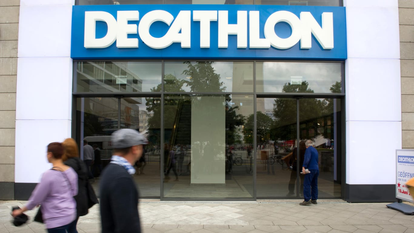 Filiale von Decathlon: Der französische Sportartikelhersteller ruft Mountainbikes zurück.