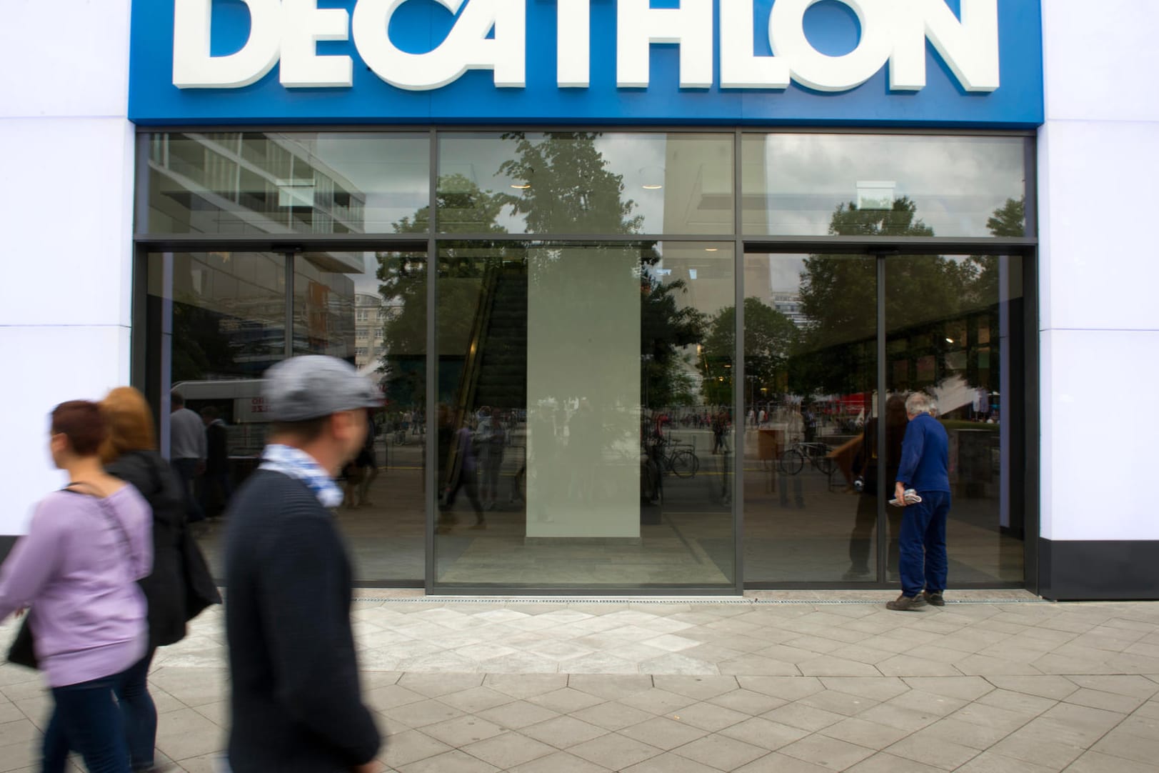 Filiale von Decathlon: Der französische Sportartikelhersteller ruft Mountainbikes zurück.