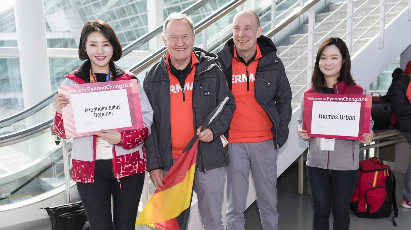 Erster Tag der Deutschen Mannschaft bei den Paralympics 2018: DBS-Präsident Friedhelm Julius Beucher (2. v. l.) und DBS-Generalsekretär Thomas Urban werden von koreanischen Volunteers begrüßt.