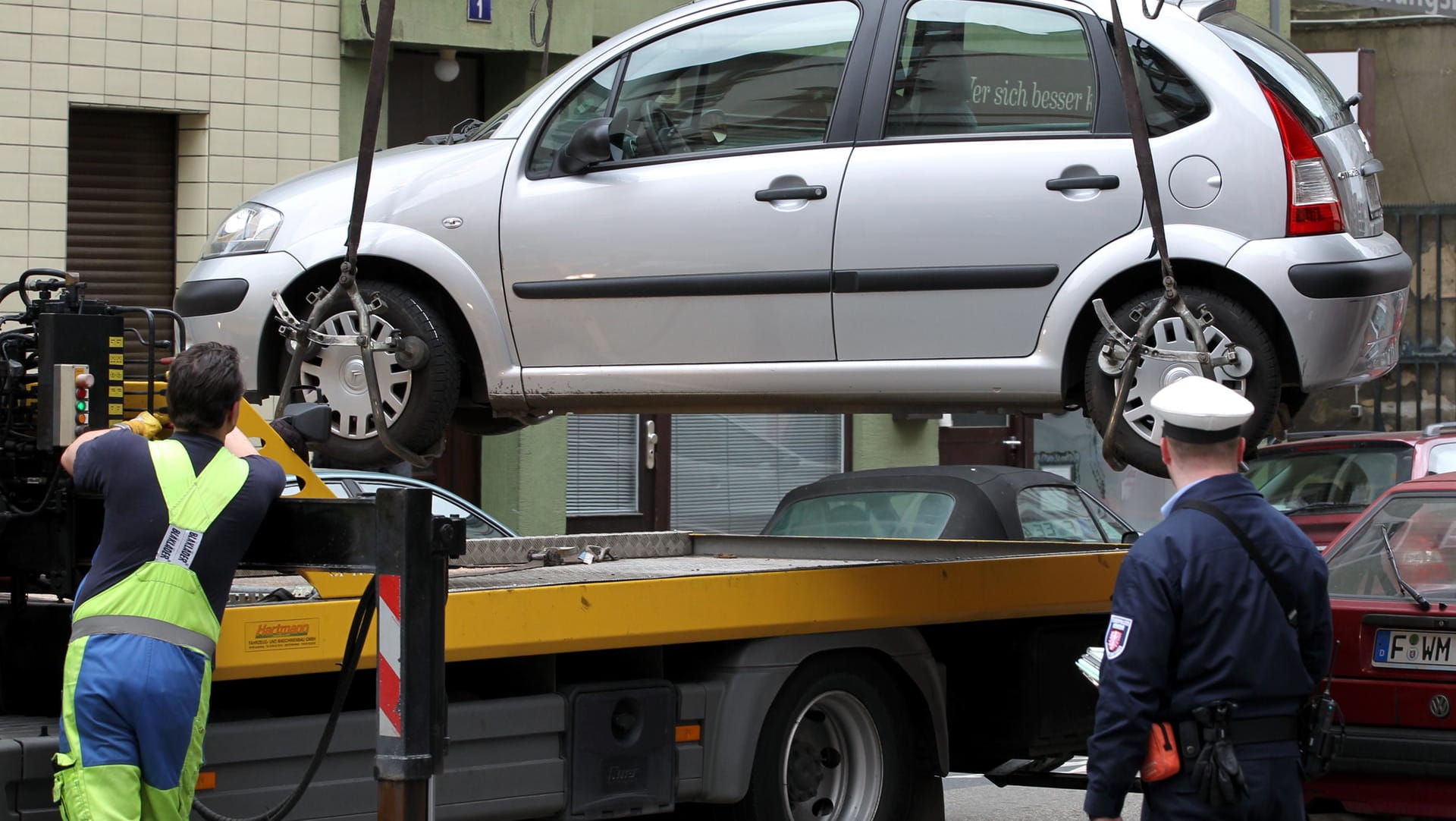 Ein Falschparker wird abgeschleppt