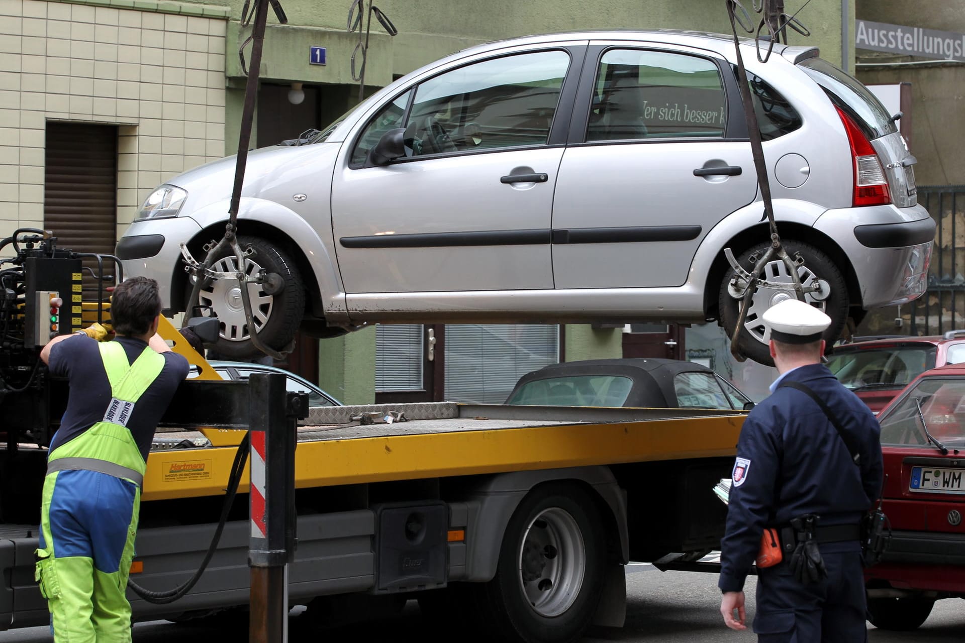 Ein Falschparker wird abgeschleppt