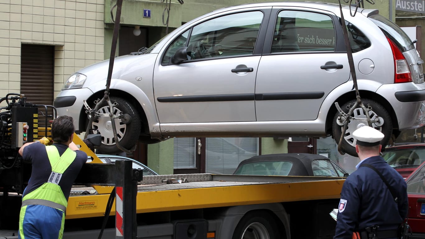 Ein Falschparker wird abgeschleppt