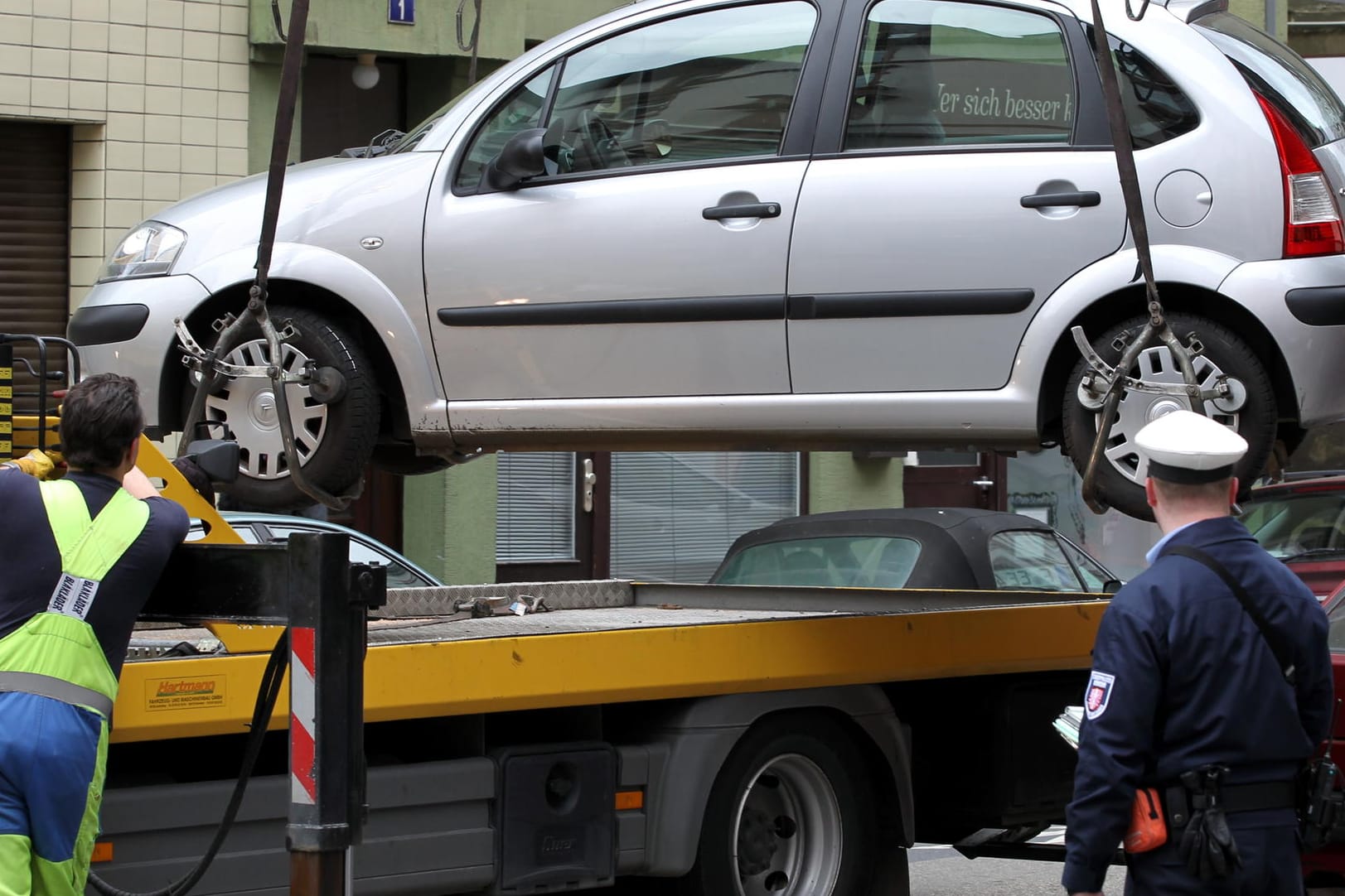 Ein Falschparker wird abgeschleppt