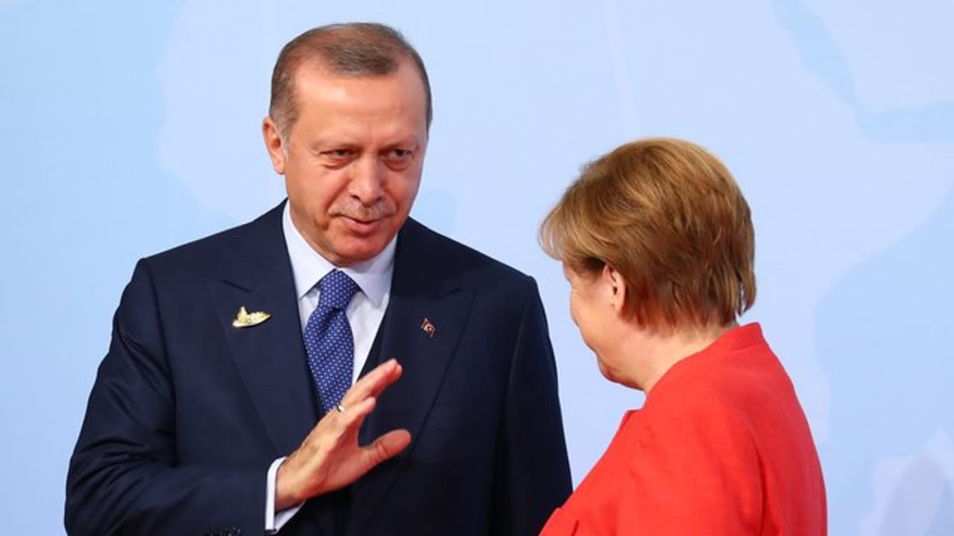 Der türkische Präsident Recep Tayyip Erdogan und Bundeskanzlerin Angela Merkel: In einer Umfrage schnitt die deutsche Regierungschefin deutlich besser ab.