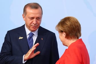 Der türkische Präsident Recep Tayyip Erdogan und Bundeskanzlerin Angela Merkel: In einer Umfrage schnitt die deutsche Regierungschefin deutlich besser ab.