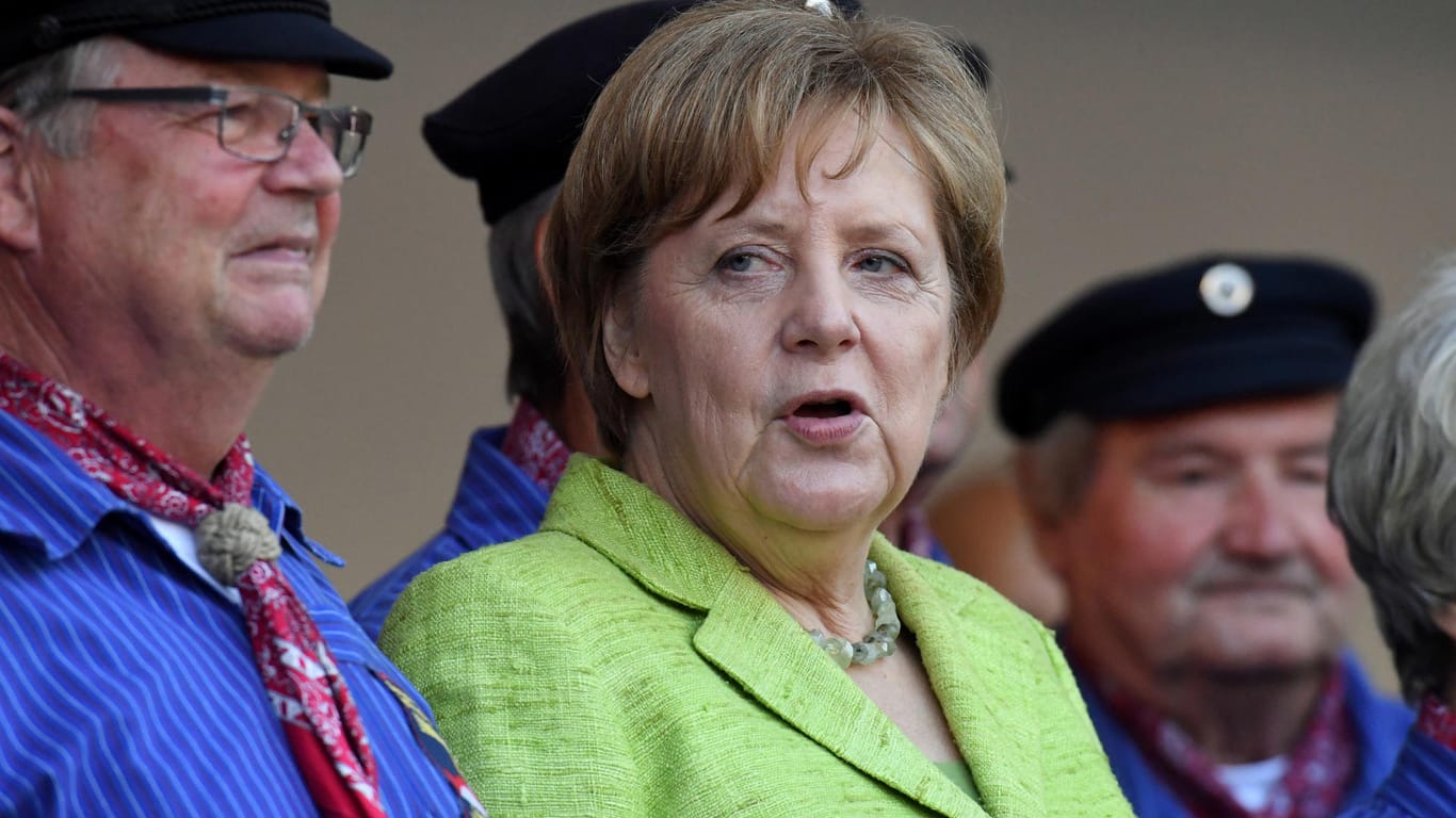 Merkel mit Shantychor in Kühlungsborn: Die Kanzlerin sieht keinen Änderungsbedarf bei der Nationalhymne.