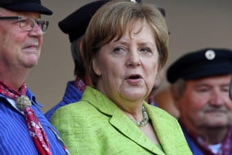 Merkel mit Shantychor in Kühlungsborn: Die Kanzlerin sieht keinen Änderungsbedarf bei der Nationalhymne.