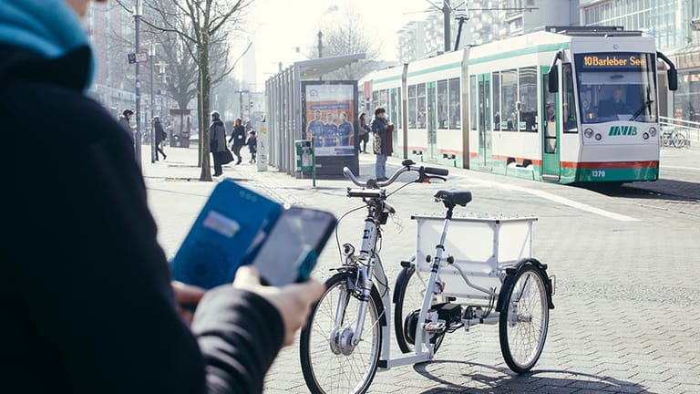 Selbstfahrendes E-Bike in Magdeburger Innenstadt: Es lässt sich über eine Smartphone-App zu jedem beliebigen Standort rufen.