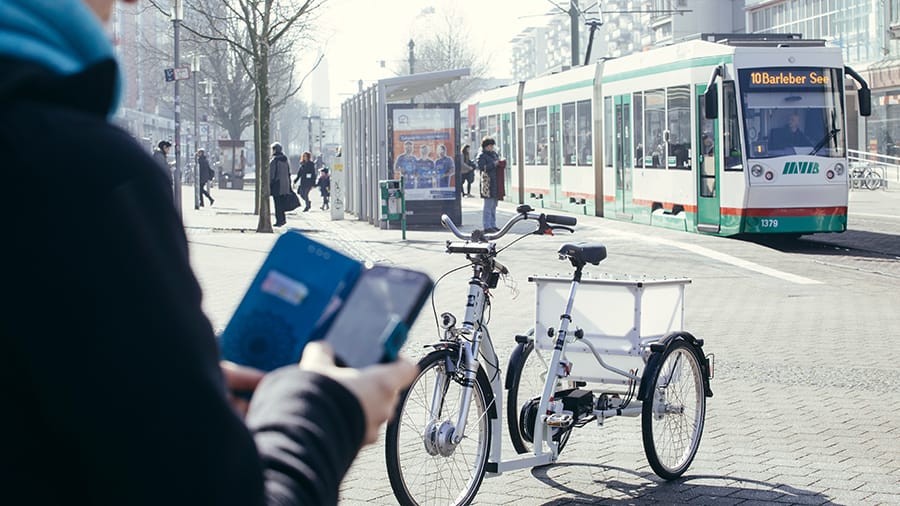 Selbstfahrendes E-Bike in Magdeburger Innenstadt: Es lässt sich über eine Smartphone-App zu jedem beliebigen Standort rufen. Selbstfahrendes E-Bike in Magdeburger Innenstadt: Es lässt sich über eine Smartphone-App zu jedem beliebigen Standort rufen.