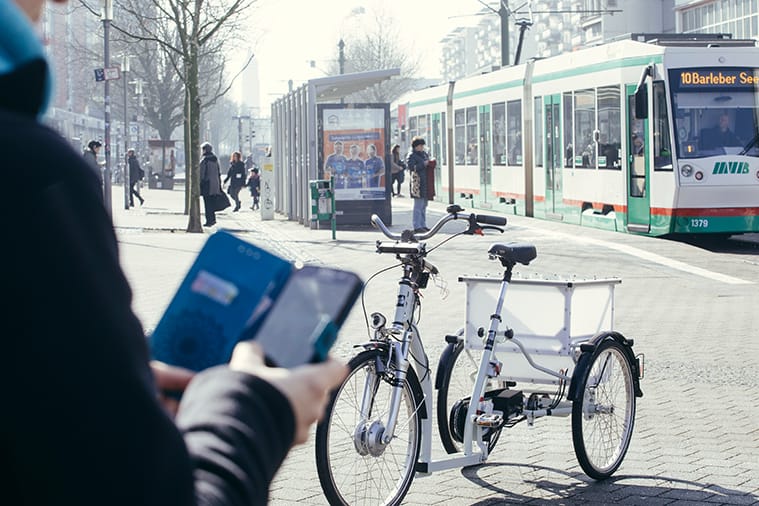 Selbstfahrendes E-Bike in Magdeburger Innenstadt: Es lässt sich über eine Smartphone-App zu jedem beliebigen Standort rufen.