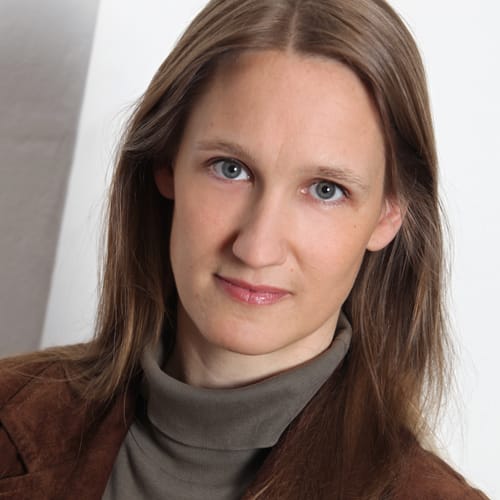Die Journalistin Kristin Helberg lebte 2001 bis 2008 in Damaskus. Von dort berichtete sie über die arabische und islamische Welt für die Hörfunkprogramme der ARD, den ORF und das Schweizer Radio und Fernsehen SRF sowie verschiedene Printmedien.