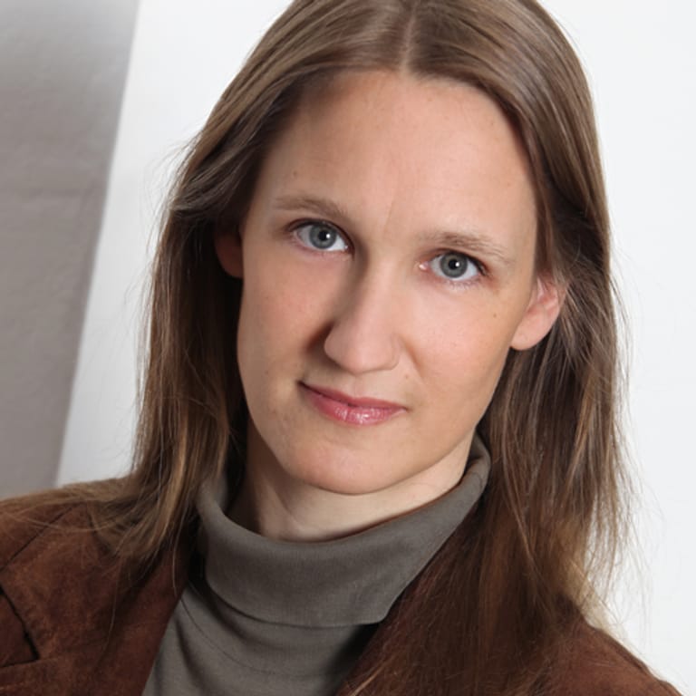 Die Journalistin Kristin Helberg lebte 2001 bis 2008 in Damaskus. Von dort berichtete sie über die arabische und islamische Welt für die Hörfunkprogramme der ARD, den ORF und das Schweizer Radio und Fernsehen SRF sowie verschiedene Printmedien.