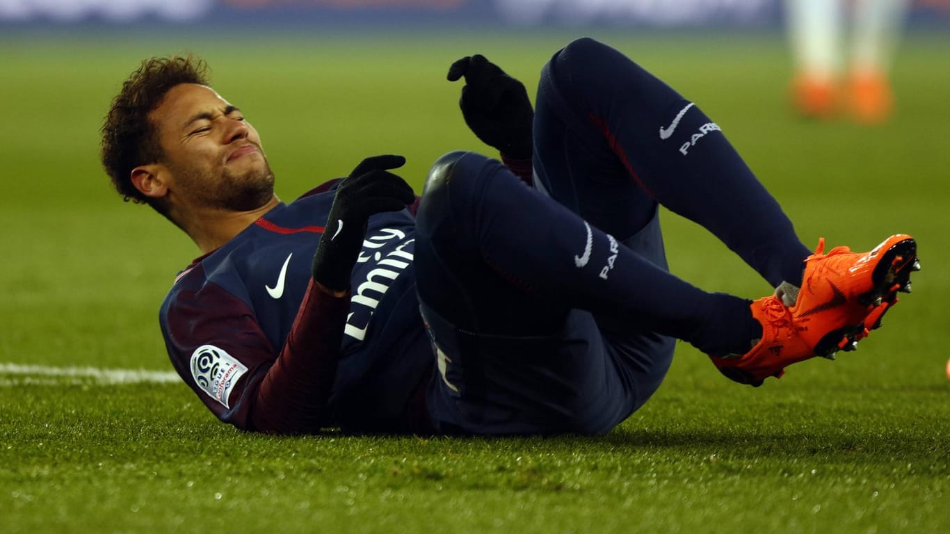 Neymar mit schmerzverzerrtem Gesicht. Im Spiel gegen Olympique Marseille zog er sich den Fußbruch zu.
