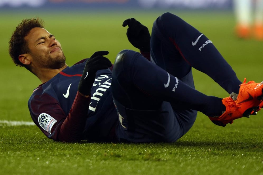 Neymar mit schmerzverzerrtem Gesicht. Im Spiel gegen Olympique Marseille zog er sich den Fußbruch zu.
