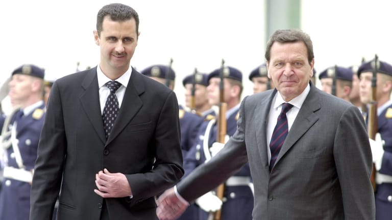 Bashar al-Assad mit Gerhard Schröder 2001 in Berlin: Zu Beginn seiner Amtszeit lagen große Hoffnungen auf dem syrischen Präsidenten. Doch Assad hatte nicht vor, das Land zu reformieren.