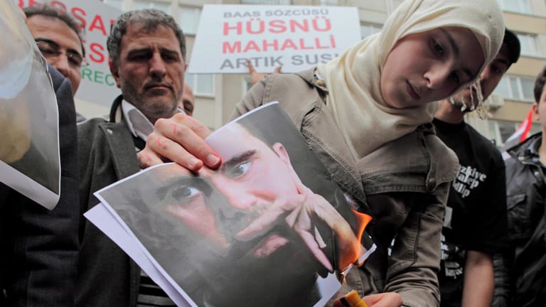 Demonstranten vor der syrischen Botschaft in der Türkei: 2011 hatte der arabische Frühling auch Syrien erreicht.