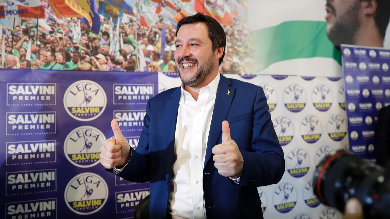 Daumen hoch: Lega-Chef Matteo Salvini erhebt Anspruch auf die Regierungsbildung.