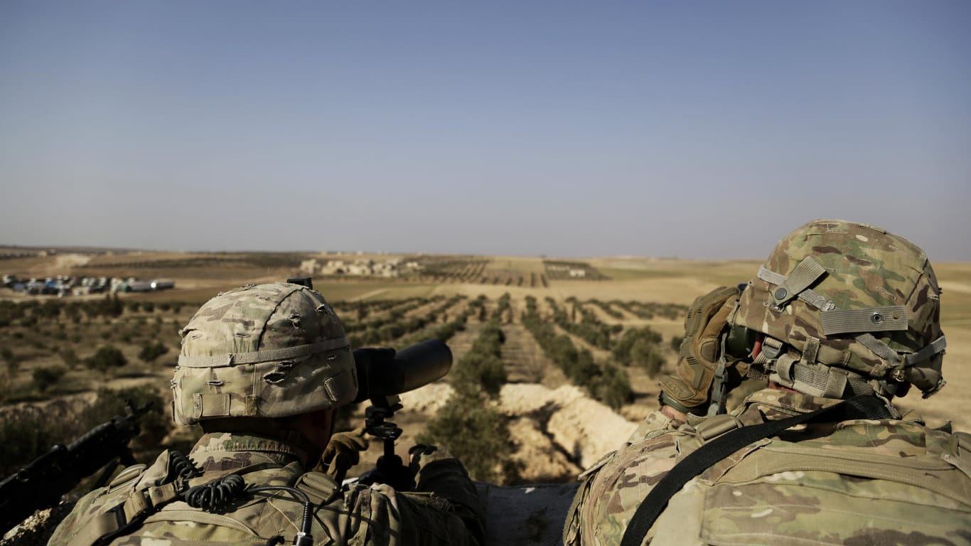 Zwei US-Soldaten an der syrisch-türkischen Grenze. Die USA wollten mit der Syrian Democratic Forces den IS bekämpfen. Durch die "America first"-Politik von Donald Trump wird der einstige Verbündete nun im Stich gelassen, sagt die Journalistin.