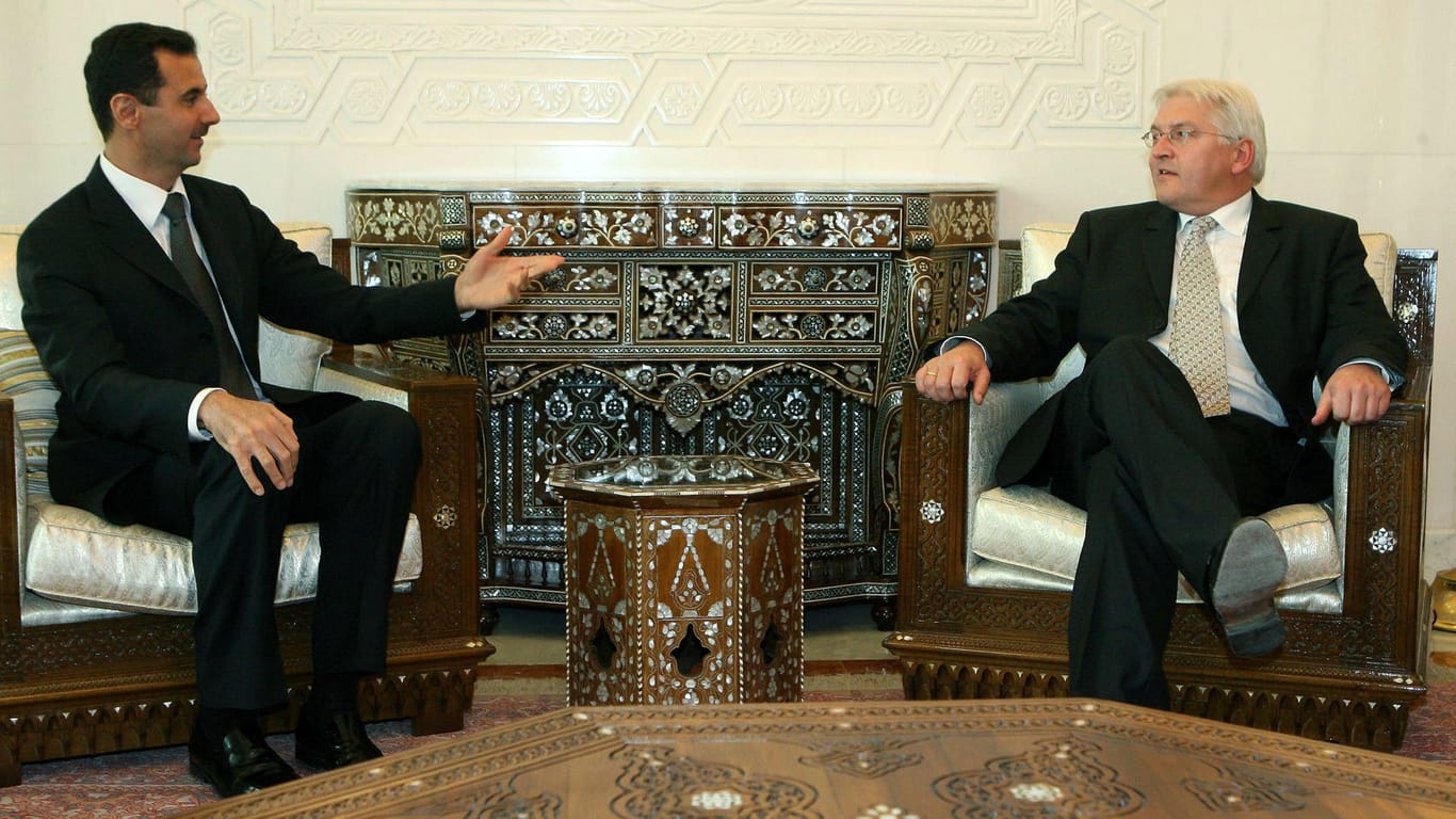 Der damalige Bundesaußenminister Frank-Walter Steinmeier besucht im Dezember 2006 Damaskus. Dort trifft er sich mit Machthaber Assad.