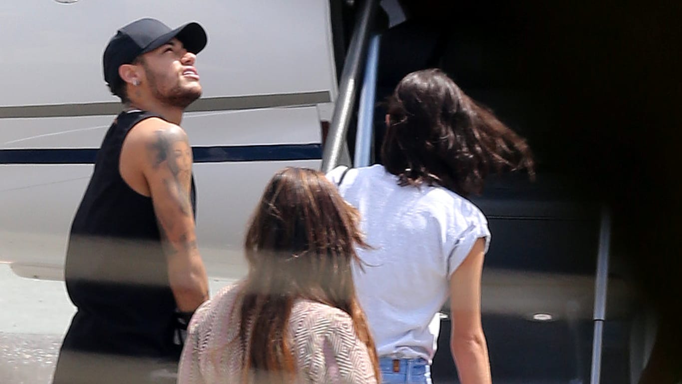 Neymar auf Krücken: Der Superstar wurde von seiner Freundin Bruna Marquezine und seiner Mutter zum Flugzeug begleitet.
